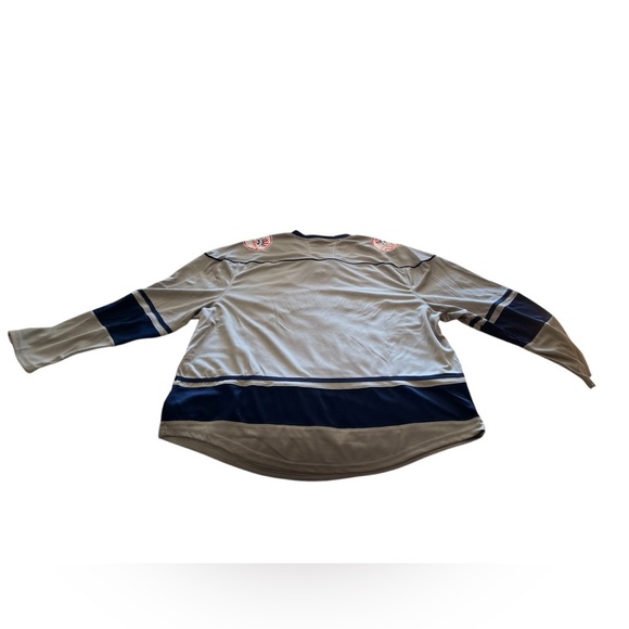 NWOT New York Yankee Hockey Jersey - Picture 6 of 9